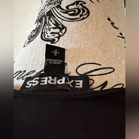 Express Women Black  with Gold Cold Shoulder Laced S/S Top - Picture 3 of 4